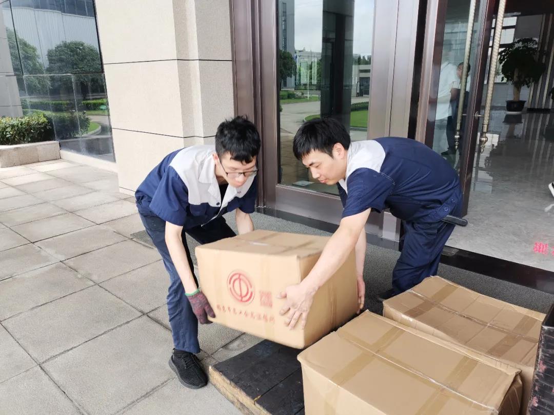 “夏日送清涼”，通力向生產(chǎn)一線員工分發(fā)市總工會(huì)夏日慰問品
